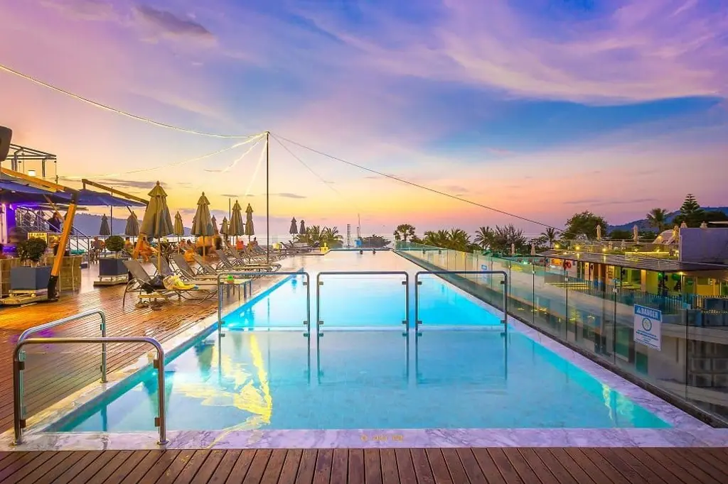 Hotel Clover Patong Phuket image 9